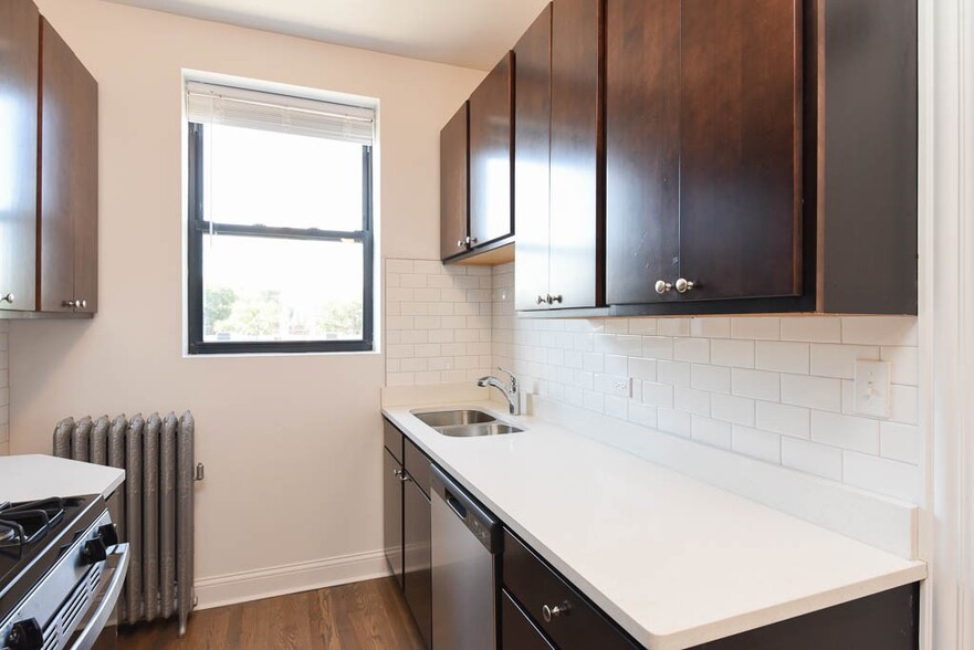 Building Photo - 2418 N Sawyer Ave