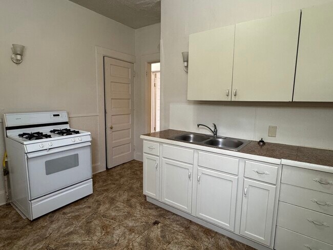 Building Photo - 1421 Grand Ave