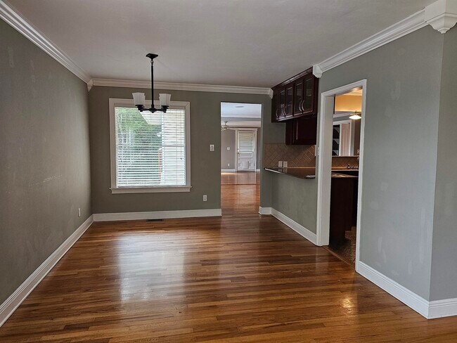 Building Photo - 850 Brookwood Dr