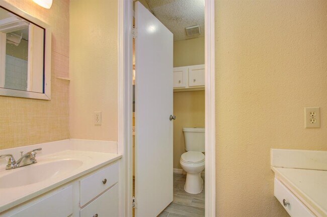 Building Photo - 10615 Briar Forest Dr