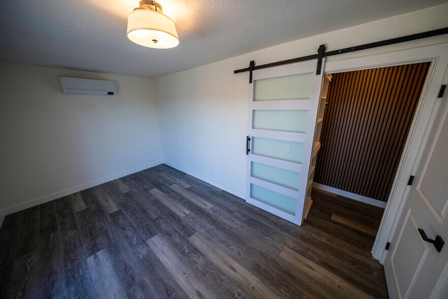 walking closet - 4685 Riverview Ave