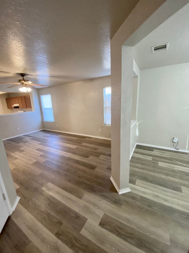 Building Photo - Beautiful 4 Bedroom