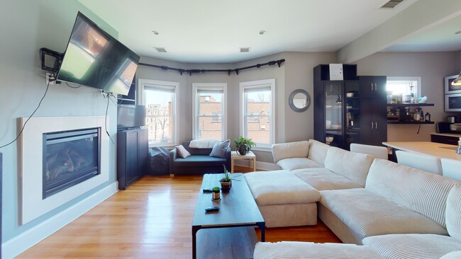 Building Photo - 735 E 3rd St