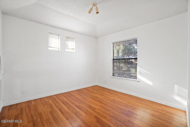 Building Photo - 7225 Golden Hawk Dr