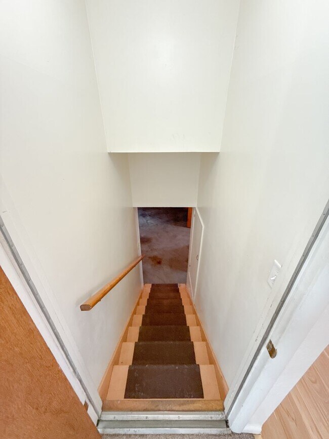 Building Photo - 3 Bedroom, 1.5 Bath House in Pacific Terrace neighborhood