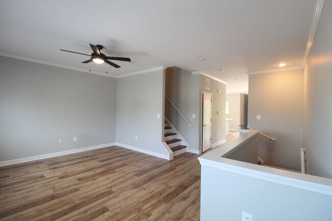 Building Photo - Large 3 level large end unit townhome with...