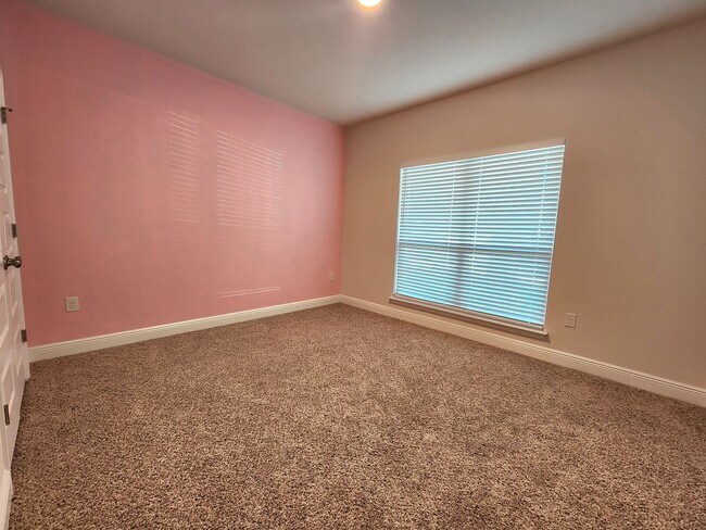 Building Photo - Antietam Lakeside Retreat: 4/2 Home in a Fun-Filled, Pool Neighborhood