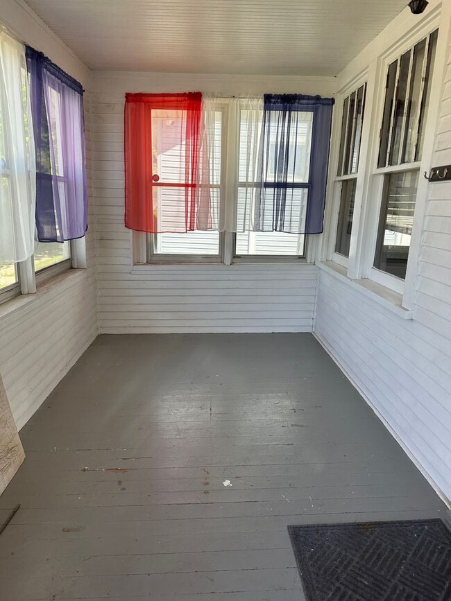 Building Photo - 2 bedroom house