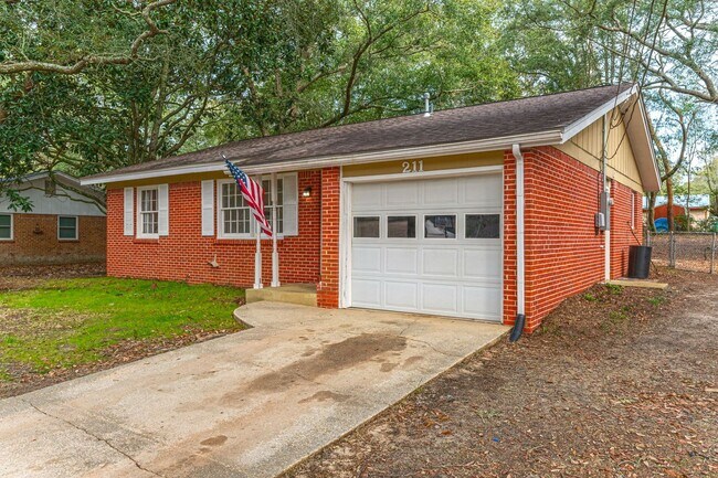 Building Photo - Renovated 3 bedroom house in Niceville!