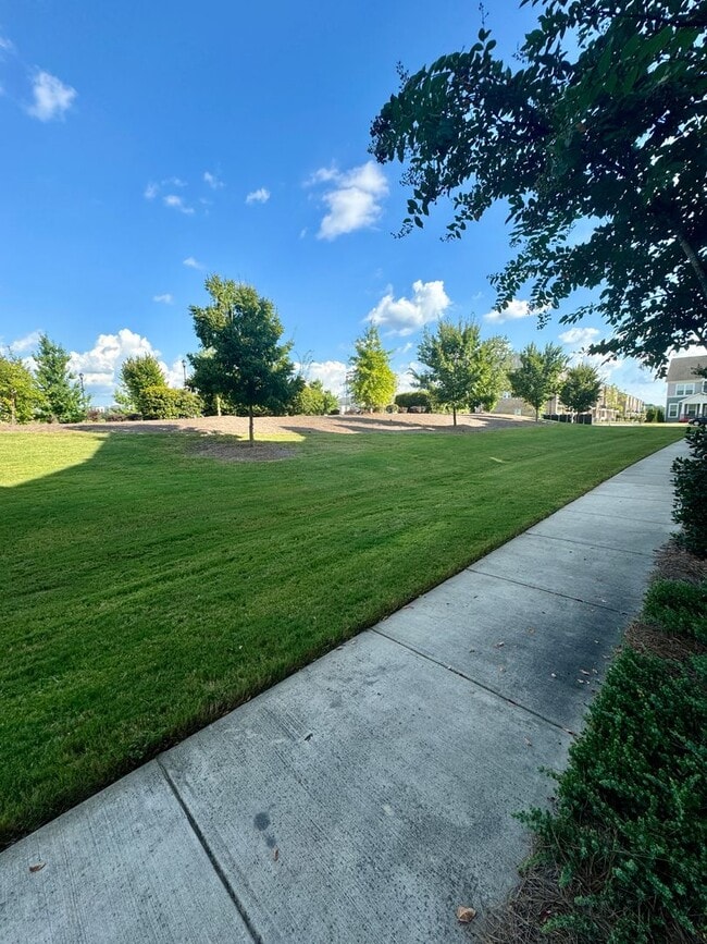 Building Photo - Beautiful 3BR/3.5BA Townhome in Rea Farms