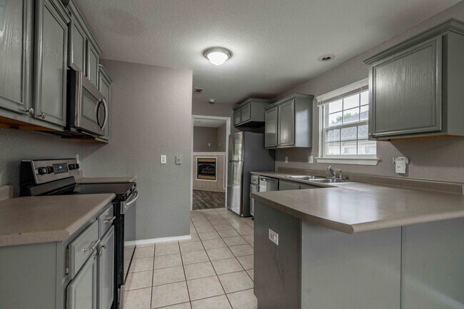 Building Photo - Spacious 3-Bedroom Home in Bentonville’s Eagle Crest Estates – First months rent 50% off!