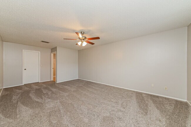 Building Photo - 5102 25th Ave Dr E