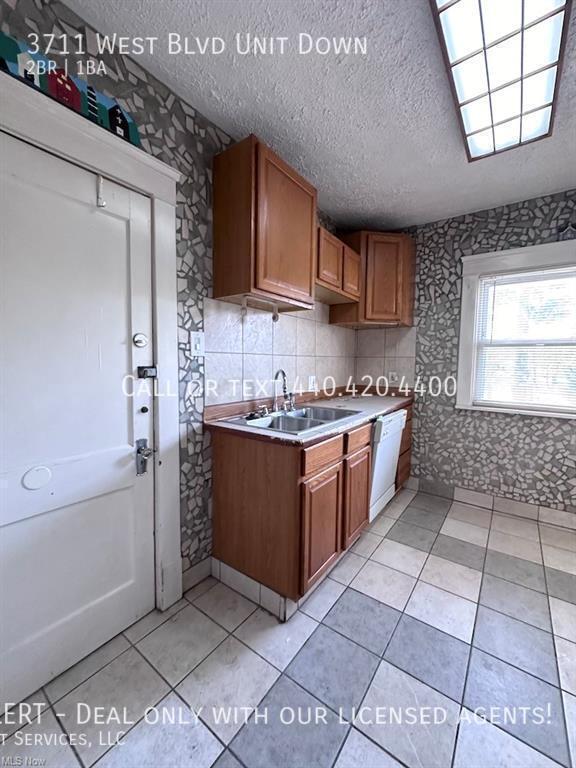 Building Photo - Comfy and cozy 2 bed 1 bath lower unit wit...