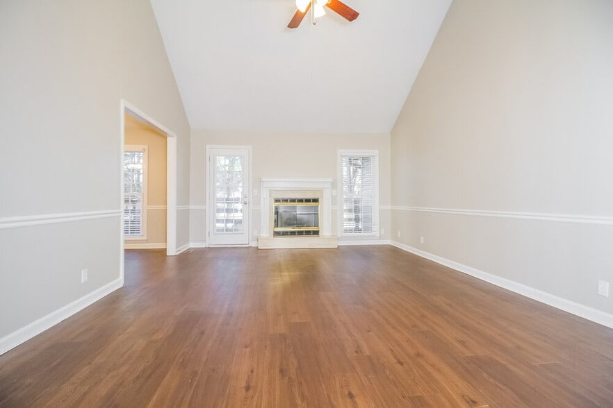 Building Photo - 606 Knollwood Dr