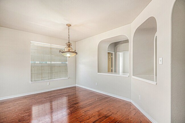 Building Photo - 605 Port Royale Way