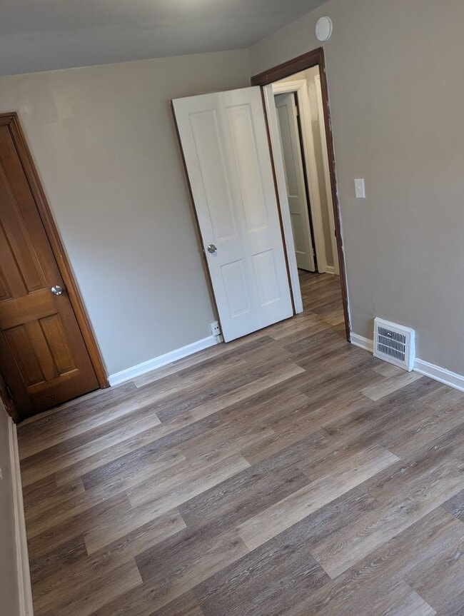 Building Photo - Charming 3-Bedroom Property in Prime Location