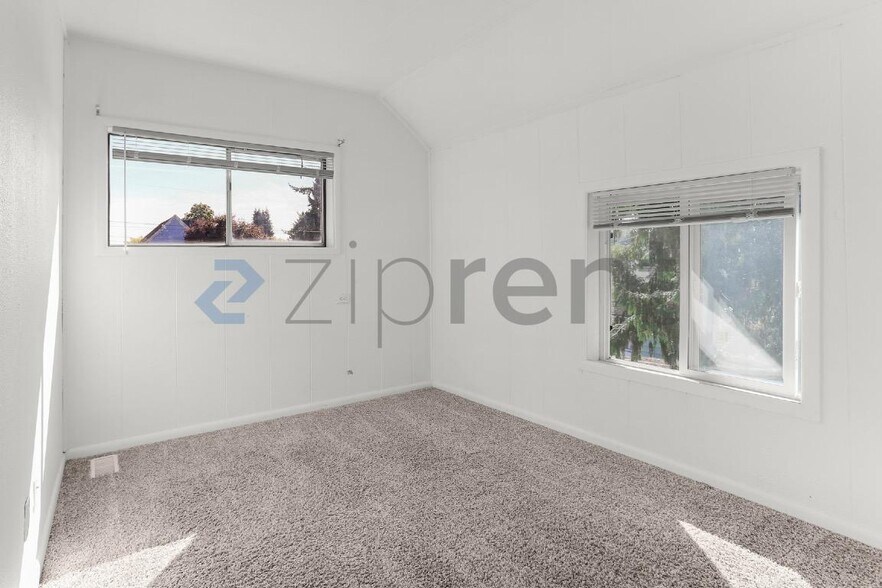 Building Photo - Unit