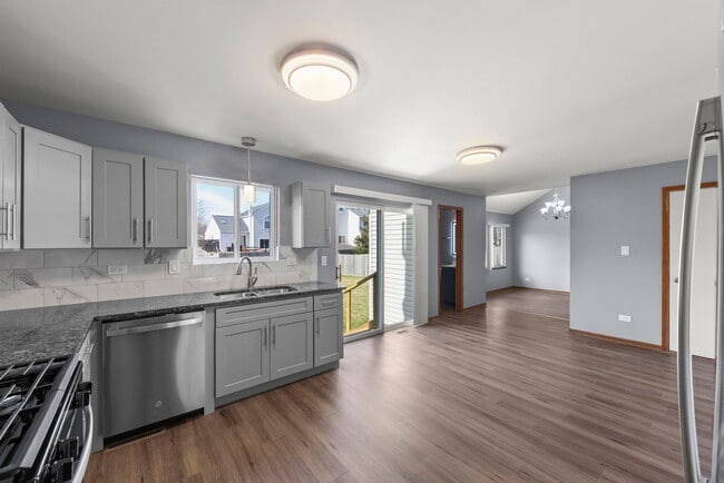 Building Photo - 905 Thorn Creek Dr