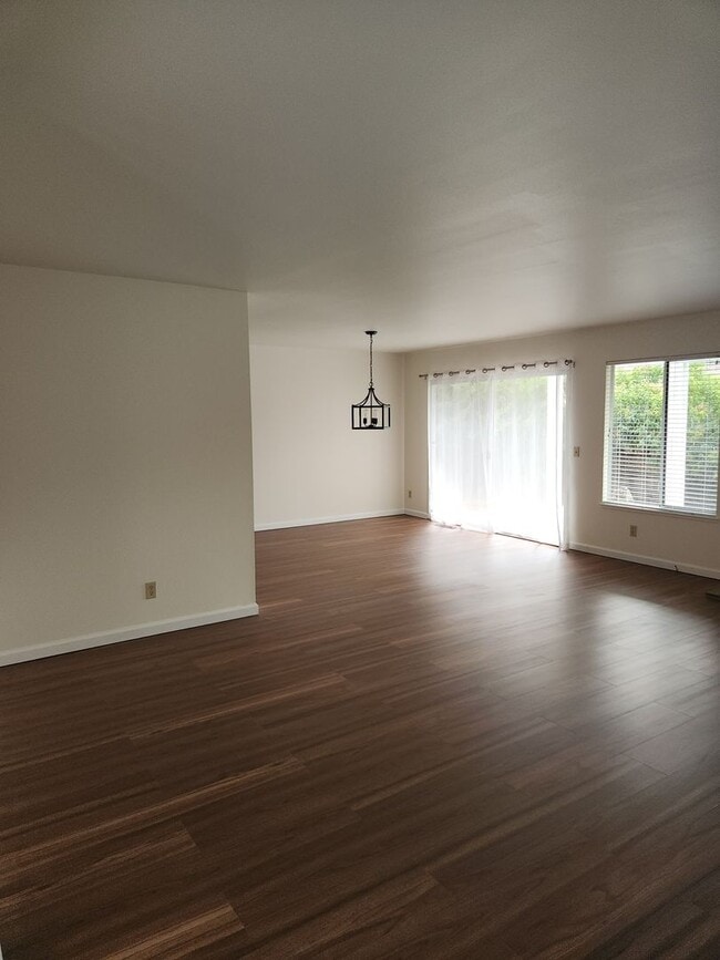 Building Photo - Lovely Home in Oakmont 55+ Senior community