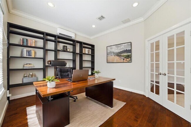Building Photo - 910 Floriencia St
