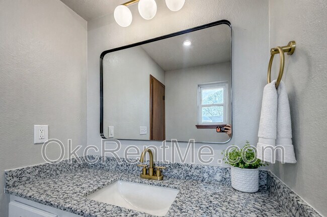 Building Photo - 1104 Spruce Dr