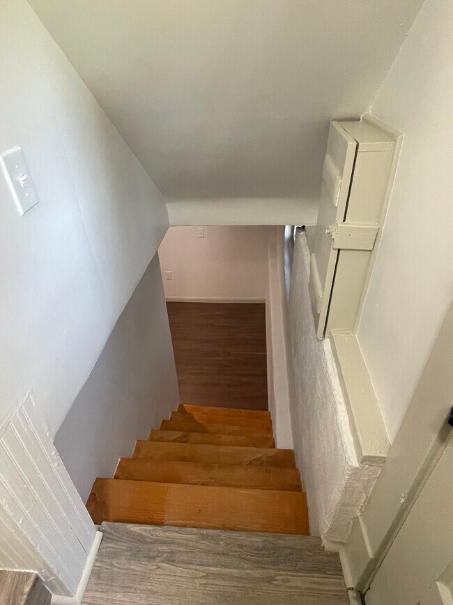 Basement staircase - 10212 Plymouth Ave