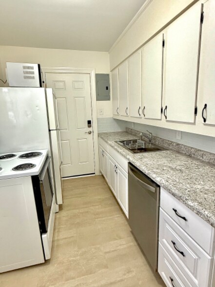 Building Photo - 18288 Deering St