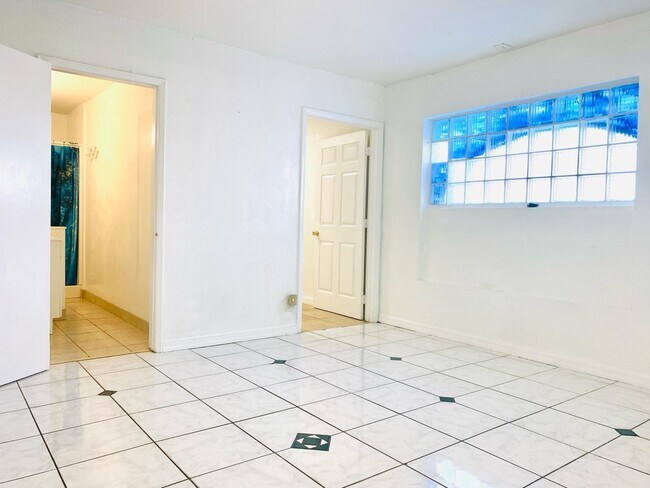 Building Photo - 500 W Oakland Park Blvd