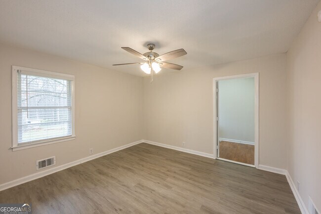 Building Photo - 2058 River Rd