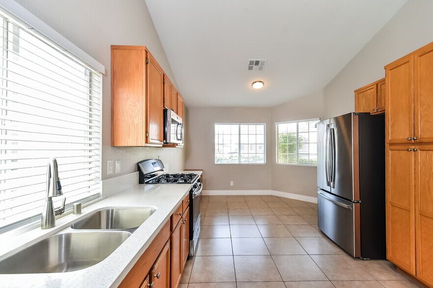 Building Photo - 5520 Red Sun Dr