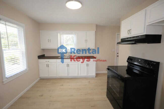 Building Photo - Three Bedroom House | New Flooring