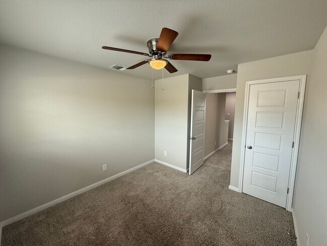 Building Photo - 3bd/2.5ba Two-Story Duplex in Prime Location