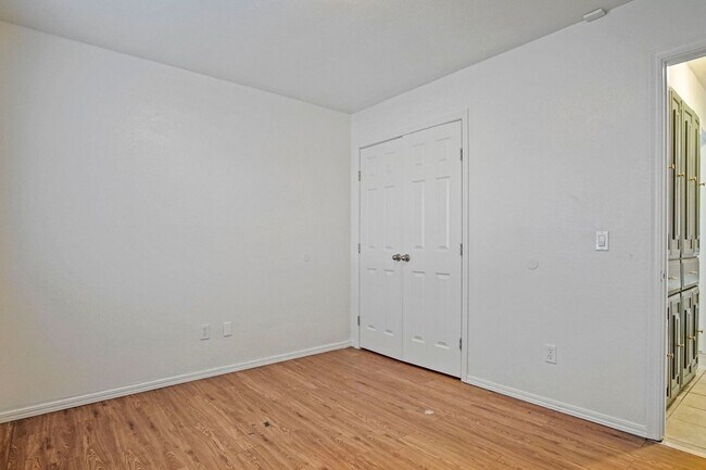 Building Photo - Beautifully Renovated 3bed/  2bath in Del city!   Bonus room in the Master bedroom!!