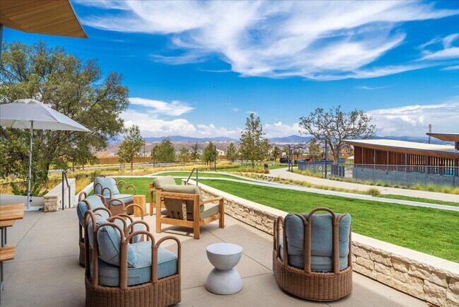 Building Photo - Model-Perfect 5 Bedroom Home in Valencia!