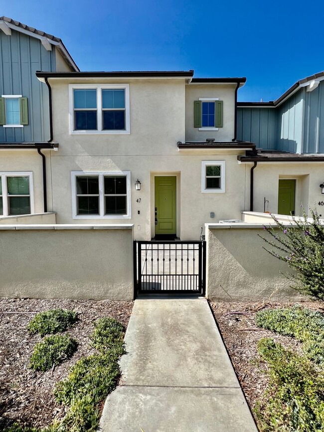 Building Photo - Beautiful Upgraded 3-Bedroom Townhouse in ...