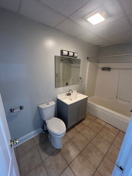 Building Photo - 1202 W Elm St