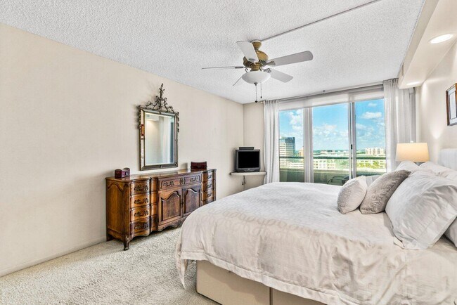 Building Photo - 529 S Flagler Dr