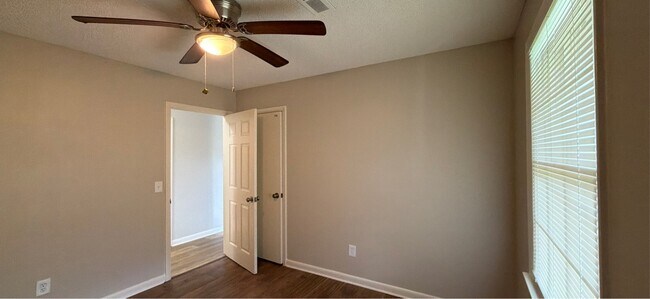 Building Photo - 112 Tres Dr