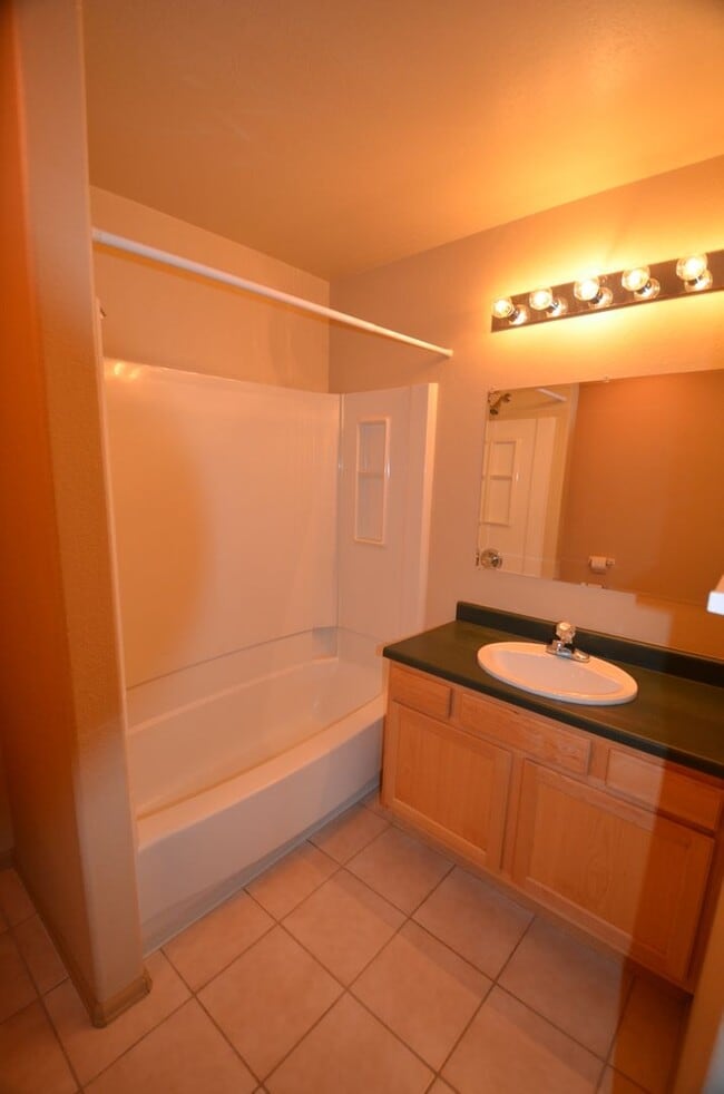 Building Photo - Unfurnished 2 Bed 2 Bath Condo-HEAT INCLUDED!