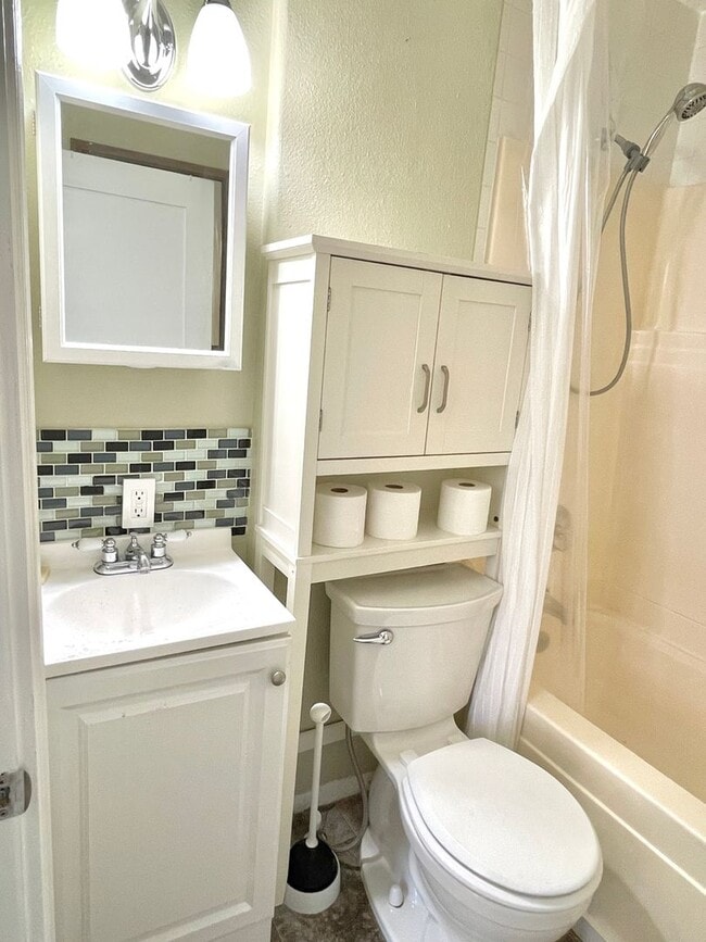 Building Photo - Woodstock area, 1 bedroom, 1 bath with finished basement