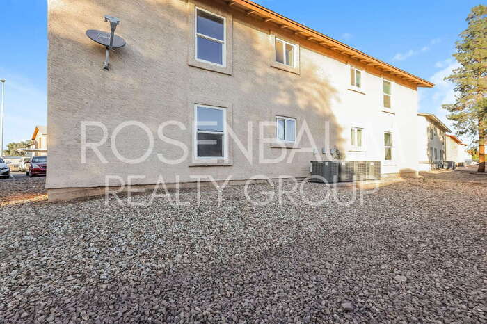 Building Photo - 465 W Ivyglen St