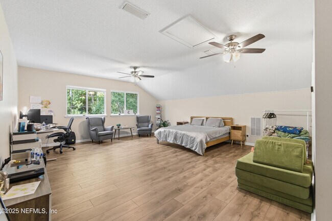 Building Photo - 9 Creek Side Dr