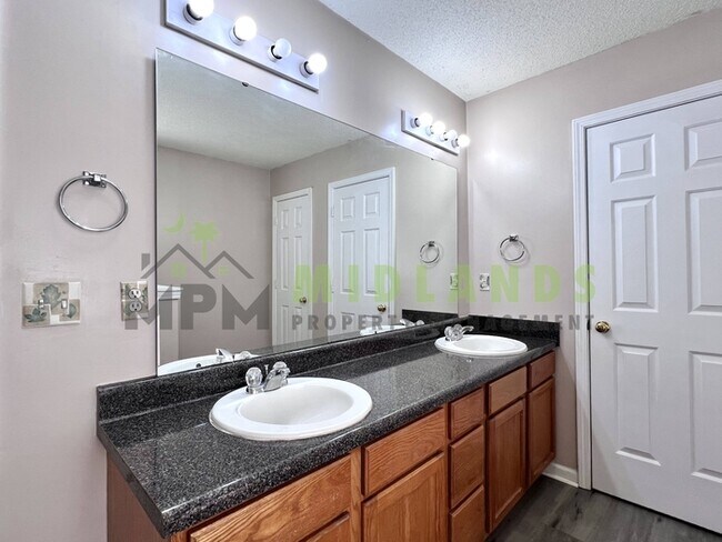 Building Photo - 523 Whitewater Dr