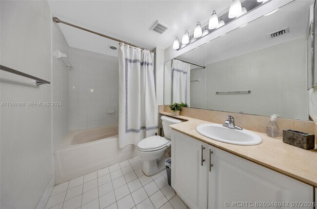 Building Photo - 1155 Brickell Bay Dr