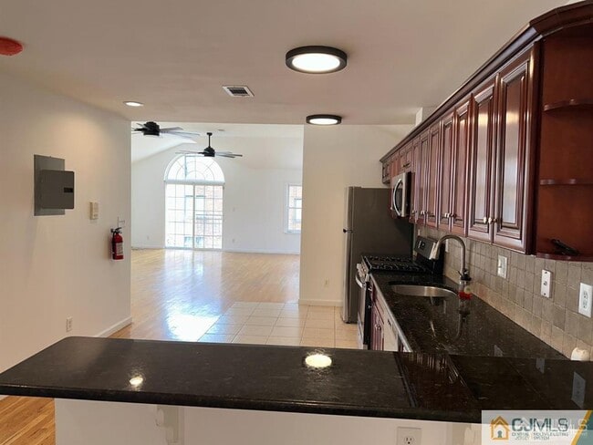 Building Photo - 2024 Grand Ave