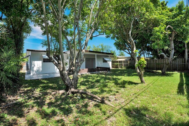 Building Photo - Sunrise Gem: Updated 2-Bed, 2-Bath with Ga...