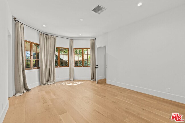 Building Photo - 6484 Ivarene Ave