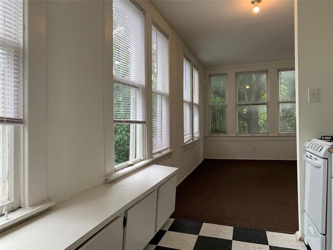 Building Photo - 318 Hyde Park Blvd