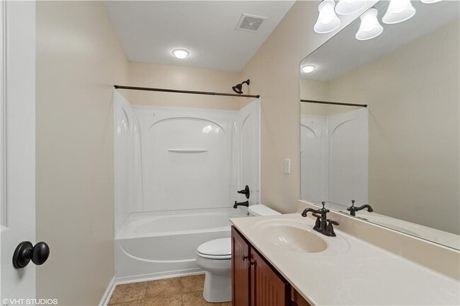 Building Photo - 379 Roseglen Dr NW