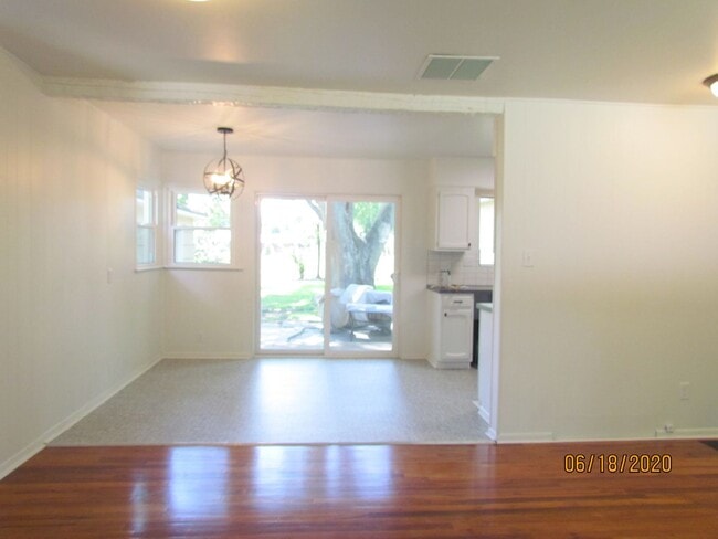 Building Photo - Roommate Needed for 3 Bed Home Close to Bo...